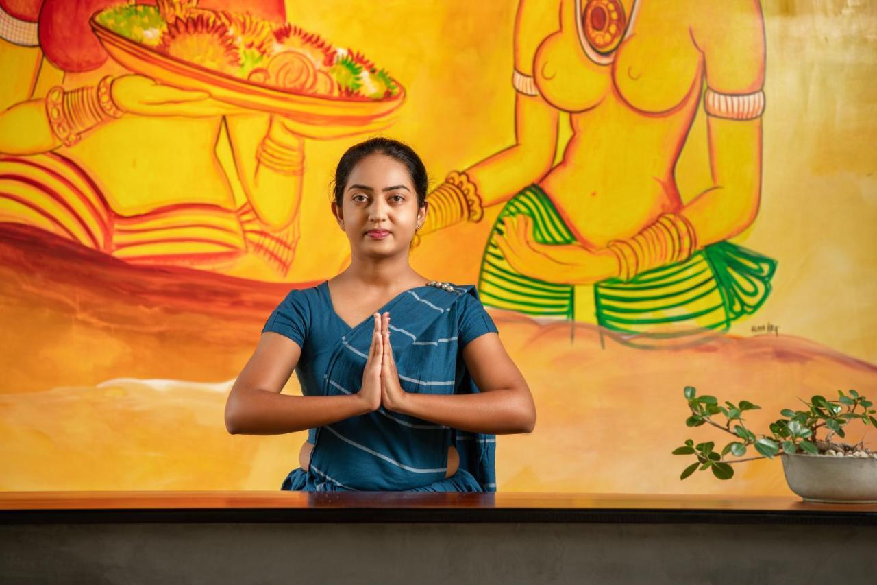 סיגירייה Atha Resort מראה חיצוני תמונה A woman greeting with Namaste